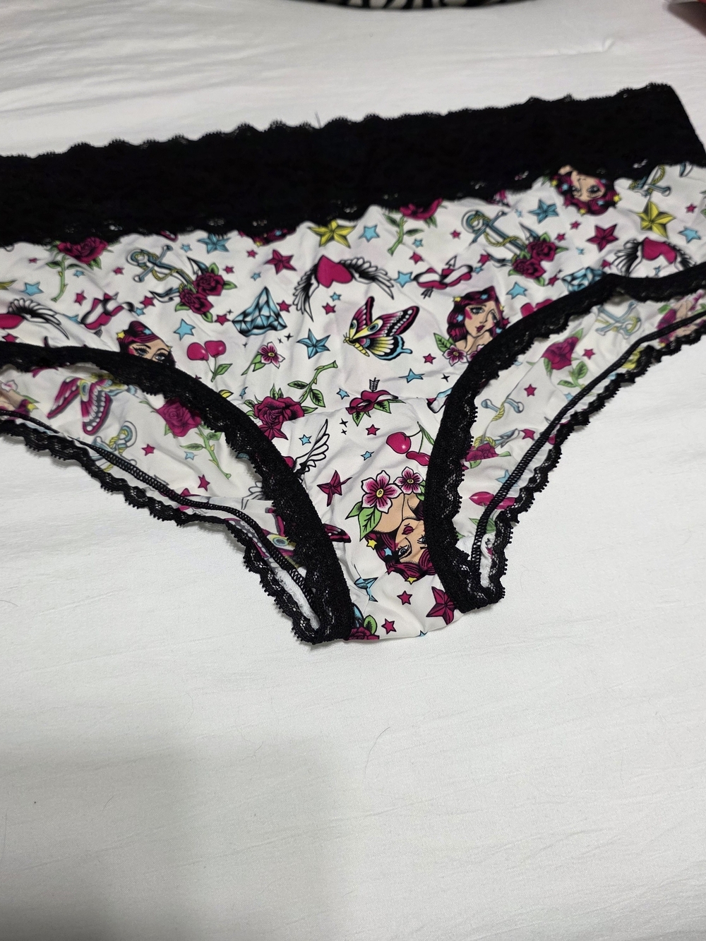 torrid White Tattoo-Print Hipster Panty with Black Lace Trim Size 2